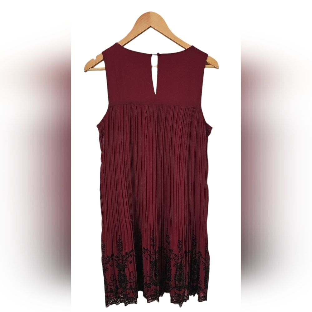 Forwver 21 - Chic Pleated Burgundy Sleeveless Dress Black Embroidered Lace Trim‍ - Picture 3 of 10